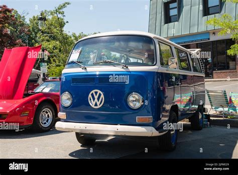 Clásico azul VW microbús o furgoneta también conocido como kombi en la