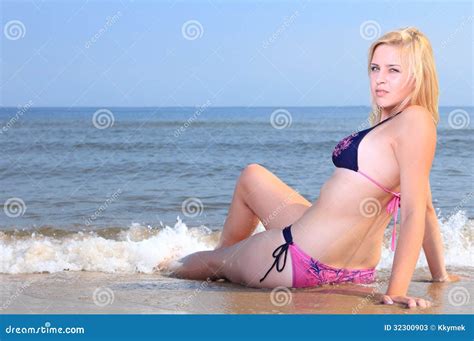 Mujer Hermosa En Bikini Que Toma El Sol La Playa Imagen De Archivo