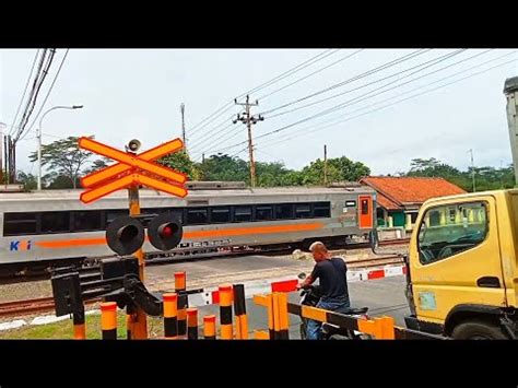 Palang Pintu Perlintasan Kereta Api Railroad Crossing Ka Mataram