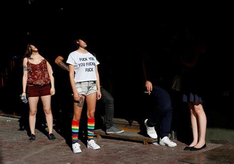 Orgullo gay Los colectivos homosexuales turcos desafían a las autoridades y celebran su marcha