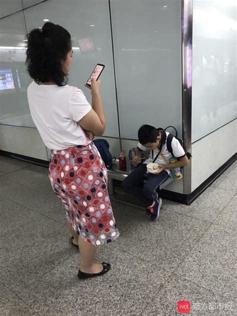 小学生这么拼，地铁站内争分夺秒吞早餐。上班族看后默默低头凤凰网