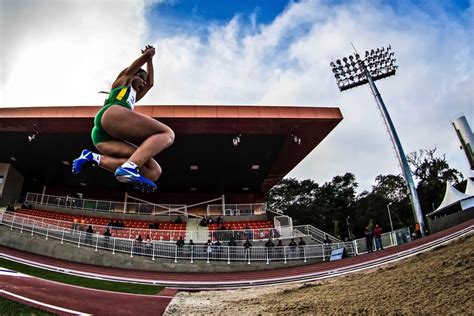 Silvânia Costa bate recorde mundial do salto em distância no Circuito