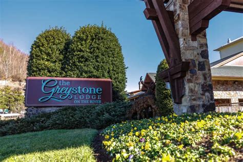 whats   gatlinburg  guide  spring summer