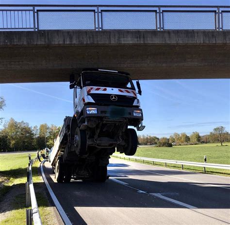 Spektakulärer Unfall 80 Jähriger bleibt mit Lastwagen hochkant an