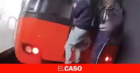 Viral y peligroso vídeo dos jóvenes se enganchan en un tren del metro