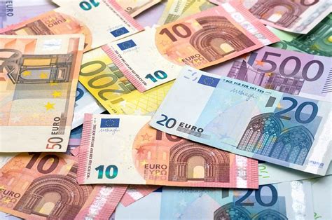 Ile kosztuje euro Kurs euro do złotego PLN EUR 09 10 2024 Money pl