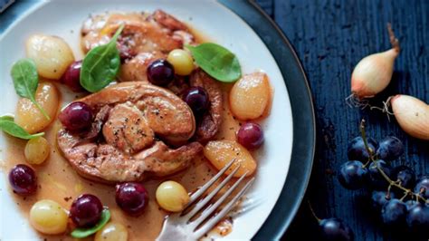 Escalopes de foie gras poêlées aux petits oignons et raisins glacés