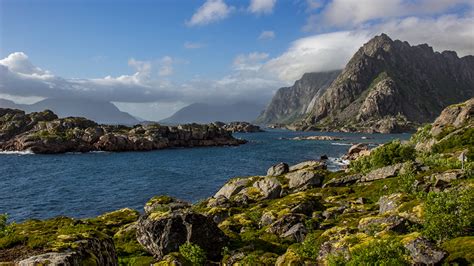 Fondos de Pantalla 1366x768 Noruega Islas Lofoten Montañas Ríos Piedras