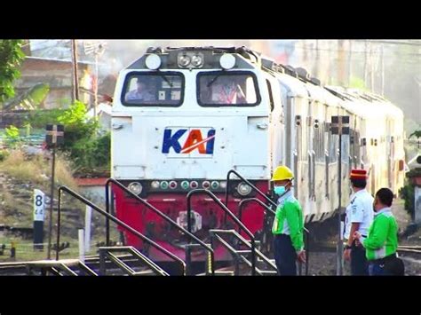 Beginilah Hunting Kesibukan Kereta Api Pagi Hari Di Stasiun Blimbing