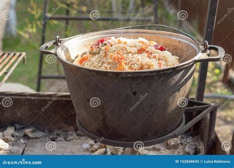 Cozinhando O Pilau Saboroso Na Natureza Cozinhando O Pilau No Caldeir O