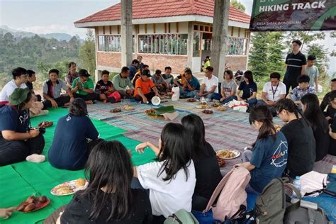 Foto Wisata Baru Di Jombang Trekking Dari Bukit Pecaringan Lewati