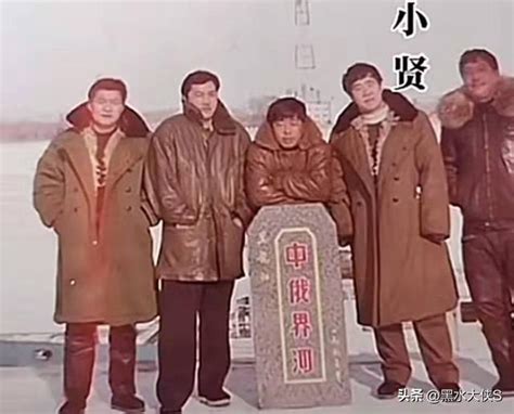 郝云龙也没理会焦元南，一脚油门儿窜了出去。在前面几十米的地方一拐弯来到了洗浴的后身。