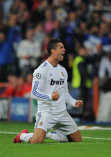 Cristiano Ronaldo Del Real Madrid Celebra Anotando Gol De Un Tiro Libre