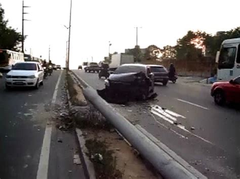 G1 Motorista Perde Controle E Carro Colide Contra Poste Em Manaus