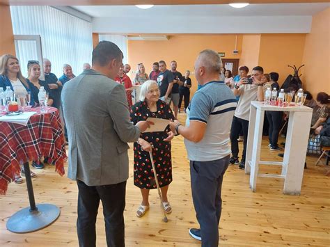 Баба Дора от град Батановци чукна 100 години, получи честитка от президента