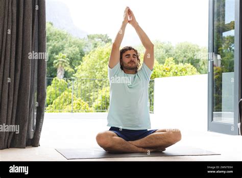 Postura Yoga Del Loto Con Le Mani Alzate Immagini E Fotografie Stock Ad