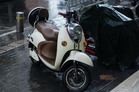 Descubre los Secretos para Manejar Una Moto en Lluvia Guía Definitiva