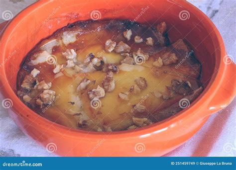 Queso Caciocavallo Al Horno Con Miel Y Nueces Imagen De Archivo