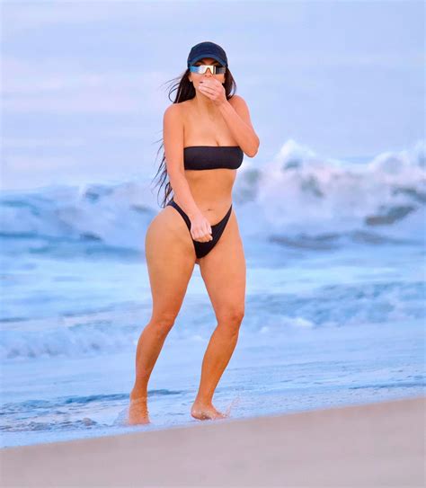 Kim Kardashian Presumi Sus Curvas En Un Bikini Durante Un Paseo Por Malib Infobae