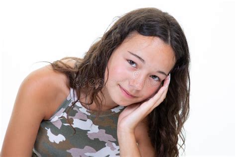 Ritratto Di Una Giovane E Bellissima Ragazza Adolescente Di Brunette Che Guarda Una Telecamera