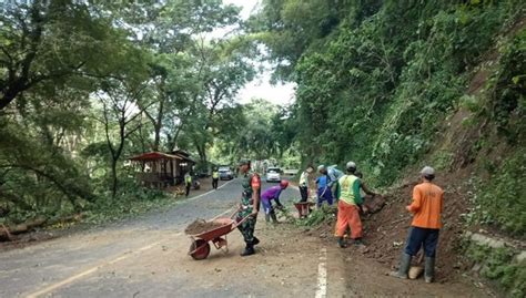 Aksi Tanggap Bencana Babinsa Koramil Tugu Bersama Warga Bantu