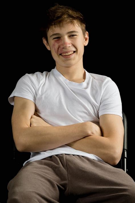 Retrato De Um Menino De 17 Anos Sobre Fundo Negro Foto De Stock