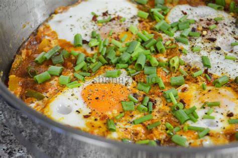 Easy Way To Make Shakshuka Poached Eggs In Spicy Tomato Sauce