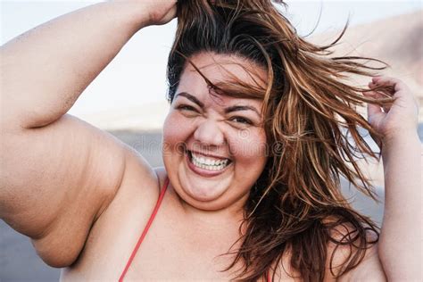 Mujer Con Curvas Sonriendo En Cámara Usando Bikini Con Playa En Fondo Foco En Cara Imagen de