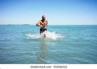 Im Genes De Naked Man Running On Beach Im Genes Fotos Y Vectores