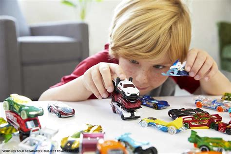 Hot Wheels Factory Fresh Paquete de mini colección vehículos temáticos a escala cada
