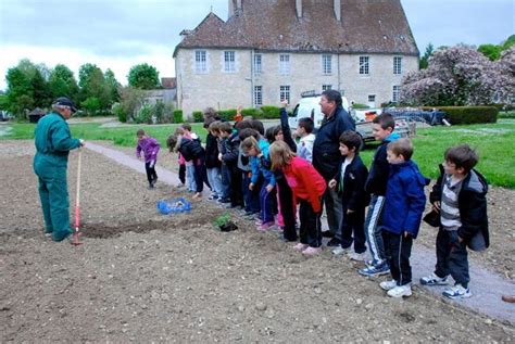 Les écoliers sinitient au jardinage Varzy 58210