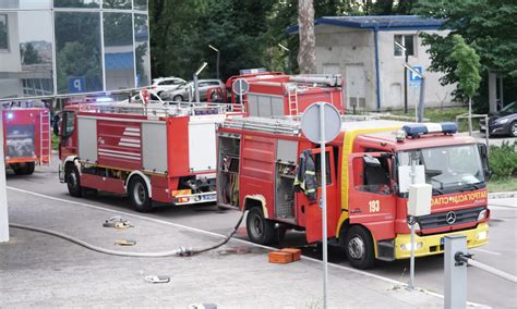 Požar na Vračaru ulica blokirana vatrogasne ekipe na terenu