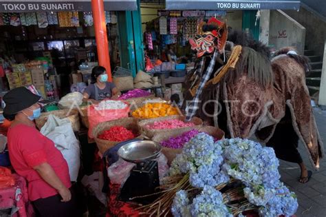 TRADISI NGELAWANG RANGKAIAN HARI RAYA GALUNGAN ANTARA Foto