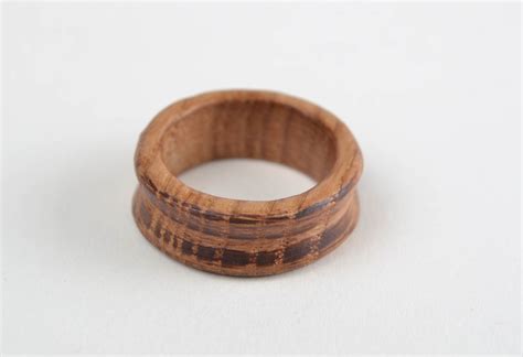 Anillo De Madera Tallado Original Artesanal Estiloso Redondo Para Mujer