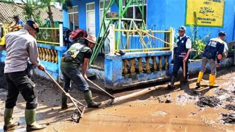 Banjir Di Kawasan Ijen Surut Lpbinu Bondowoso Bersihkan Sisa Lumpur