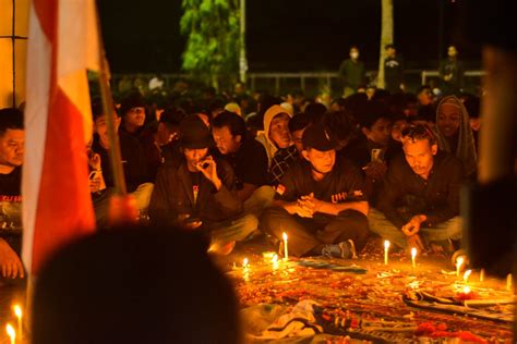 Buntut Tragedi Kanjuruhan Ribuan Suporter Di Bantul Gelar Doa Bersama