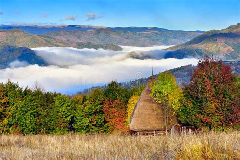 Siebenb Rgen Landschaft In Der Herbstzeit Mit Tiefen Wolken Und Frost