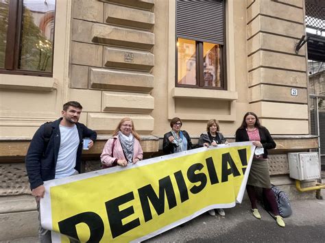 Un activist civic amendat pentru protestul organizat în fața