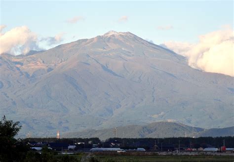 鳥海山に初冠雪 昨年より12日平年より4日早く 全国郷土紙連合