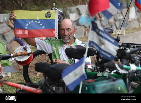 Un Grupo De Ciclistas Que Acaban De Llegar A Lima Desde Colombia