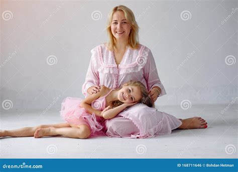 La M Re Et Petite Fille S Amusent La Maison Photo Stock Image Du