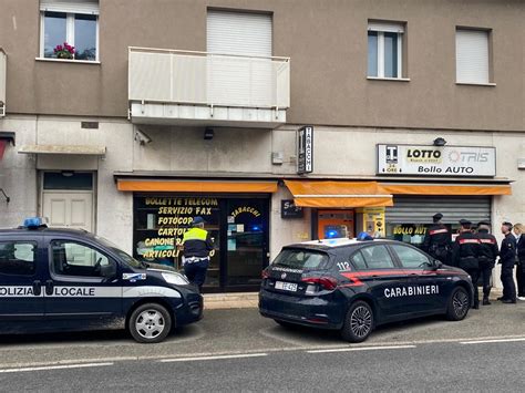 Armati Di Coltello E Con Il Casco In Testa Rapinano Una Tabaccheria