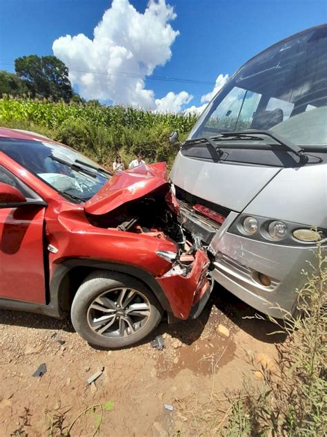 ÔNIBUS ESCOLAR E VEÍCULO DE PASSEIO COLIDEM FRONTALMENTE LEBON RÉGIS