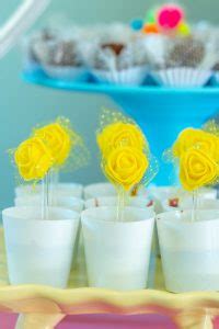 copo de brigadeiro com rosa amarela decorativa no Rio de Janeiro