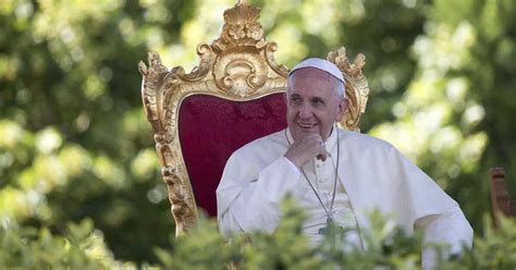 Francisco Si La Iglesia Se Queda Quieta Se Corrompe