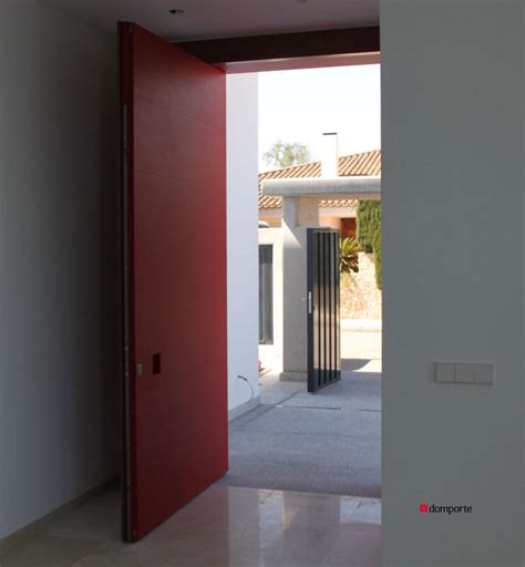 Domporte Puerta Pivotante Forrada Con Aluminio Rojo Carmin Domporte