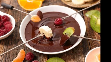 Veja Como Fazer Fondue De Chocolate E Os Melhores Acompanhamentos