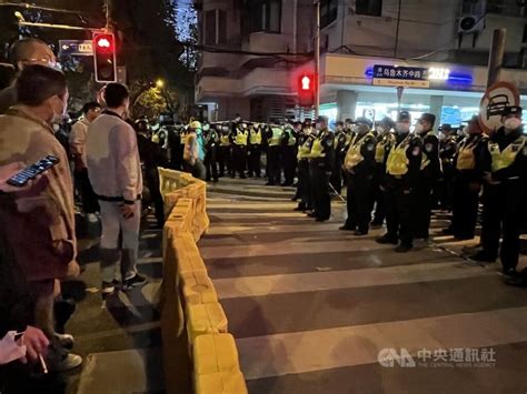 优享资讯 上海市民再聚乌鲁木齐路 激愤杠警喊「放人」