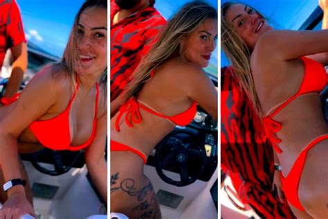 De biquíni Andressa Urach empina o bumbum e rebola em lancha Vídeo