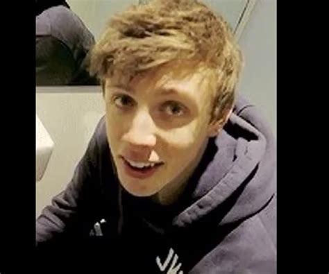 Wroetoshaw (Harry Lewis) - Bio, Facts, Family Life of British YouTube Personality